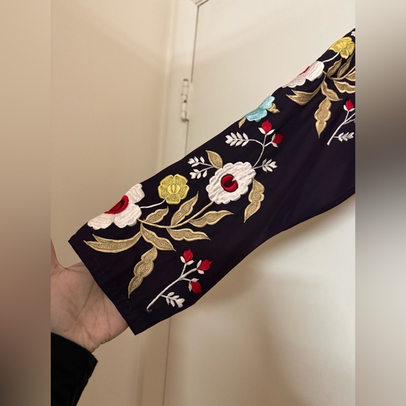 Embroidered abaya with belt - Picture 3 of 6